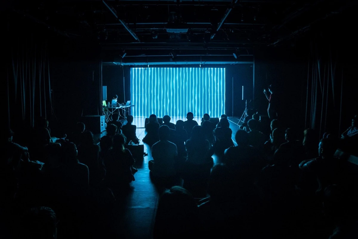 比嘉了＋国本怜演出於《噪流零肆》，玩劇島小劇場，台中；王淳俐攝影。-圖片